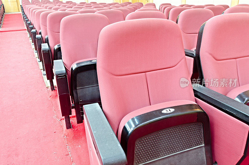 空荡荡的电影院，红色的座位