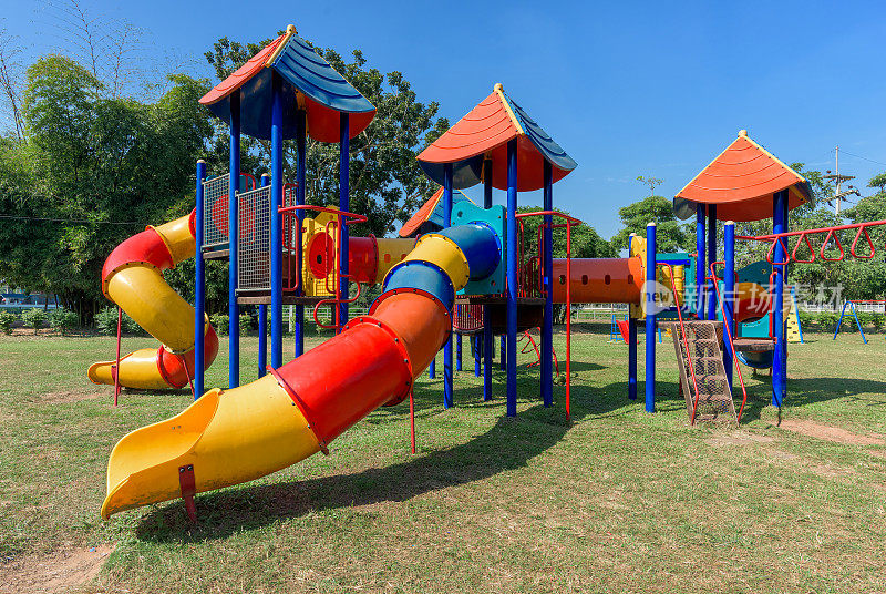 公园里的现代儿童游乐场