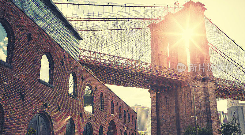 布鲁克林大桥日落与镜头光晕，纽约，美国。
