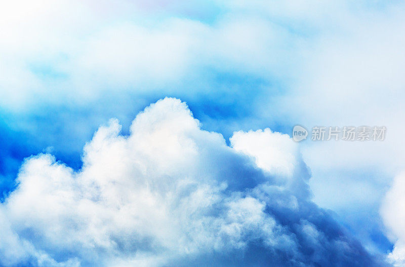 宁静的云景与层状的蓬松积云和卷云