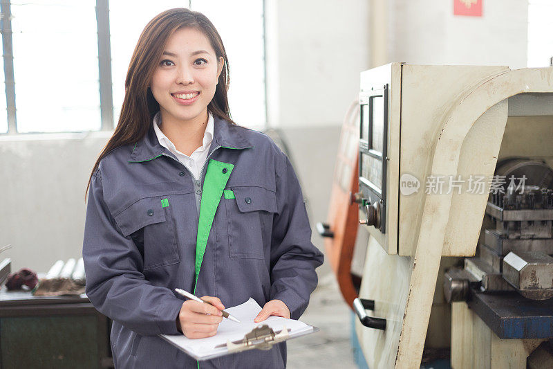 年轻的亚洲妇女在车间工作