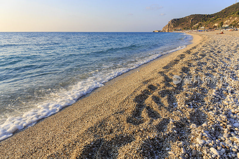 希腊爱奥尼亚群岛莱夫卡达日落时的凯瑟斯马海滩