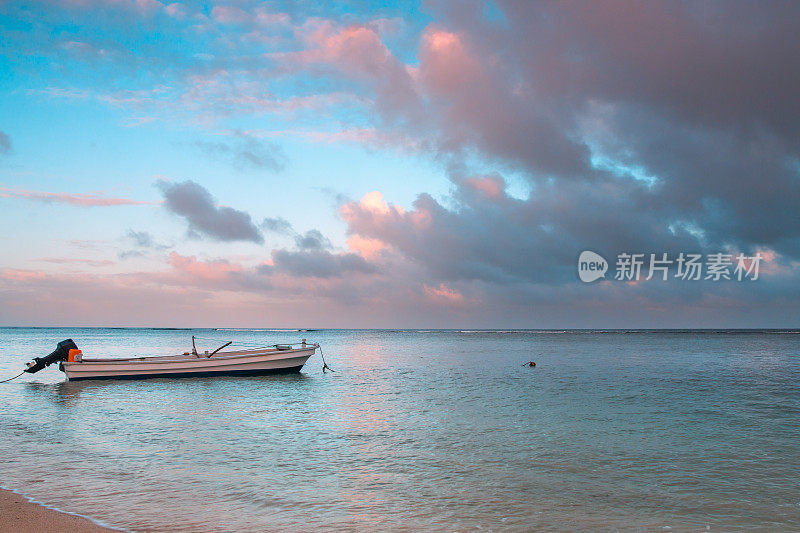汤加，日出时小船停泊在海滩上