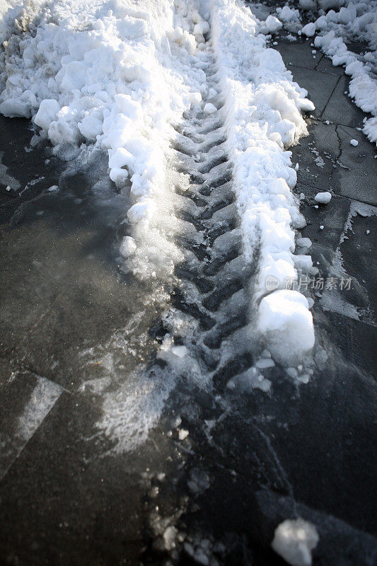 汽车轮胎上的积雪痕迹