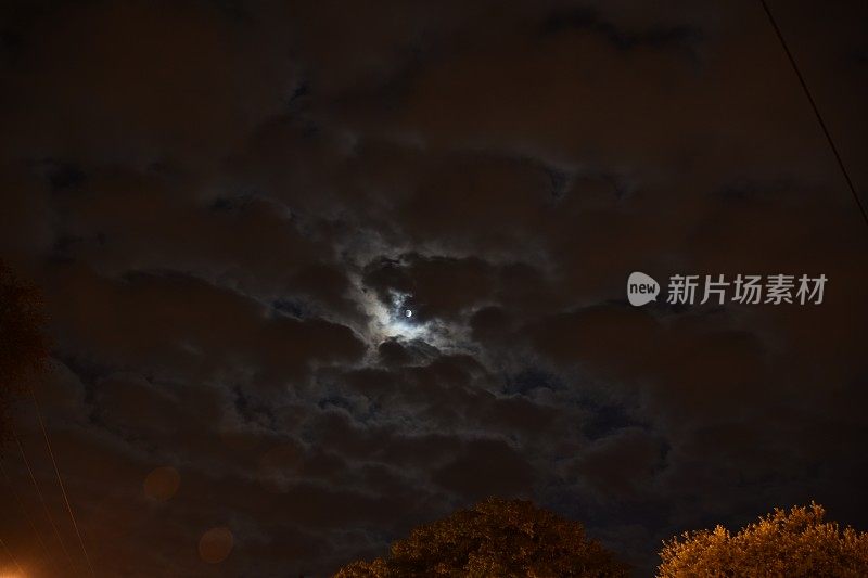 抽象的多云的月亮