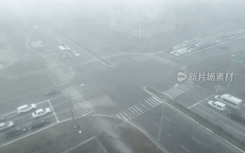 雾中的城市十字路口
