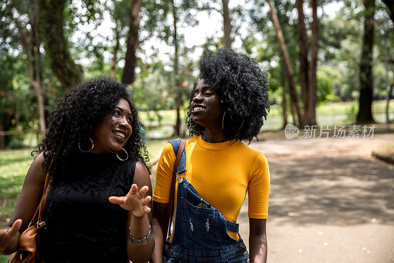 非洲裔女孩在公园里玩得很开心