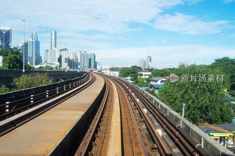 现代城市中现代建筑附近的高架铁路