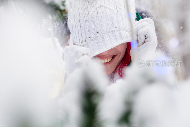 白雪森林里一个女孩的肖像