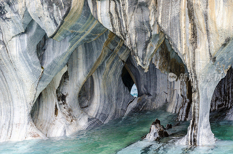 卡雷拉将军湖的大理石洞穴，智利，在Puerto里约热内卢Tranquilo附近