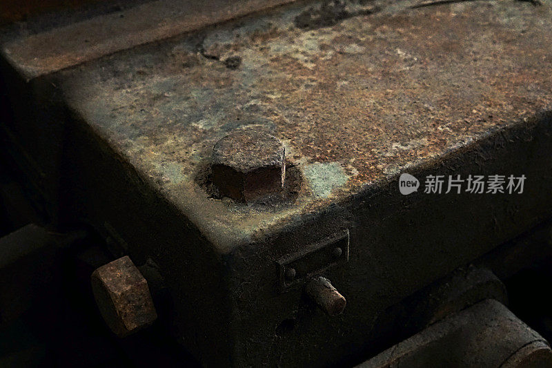 纹理图像:旧机器工厂的特写，用钢铁制成，过去使用。废弃工厂里遗留下来的破旧的机器。老化设备的形象与生锈和齿轮部分。