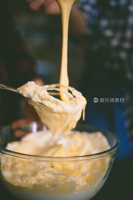 奶油芝士糖霜混合在一个玻璃碗的特写