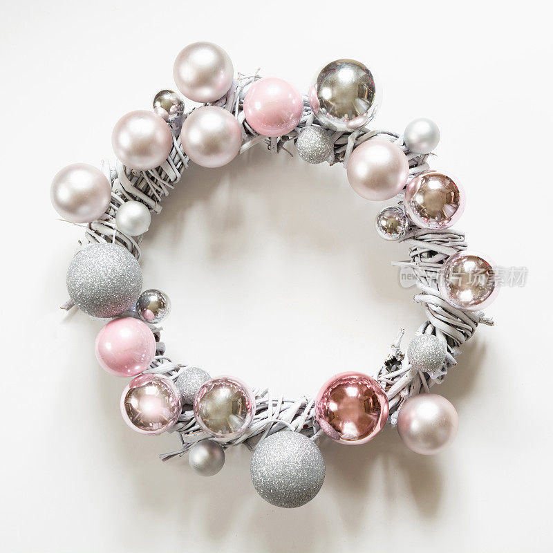 圣诞花环的装饰，银色和粉红色的球，油漆藤蔓在白色。