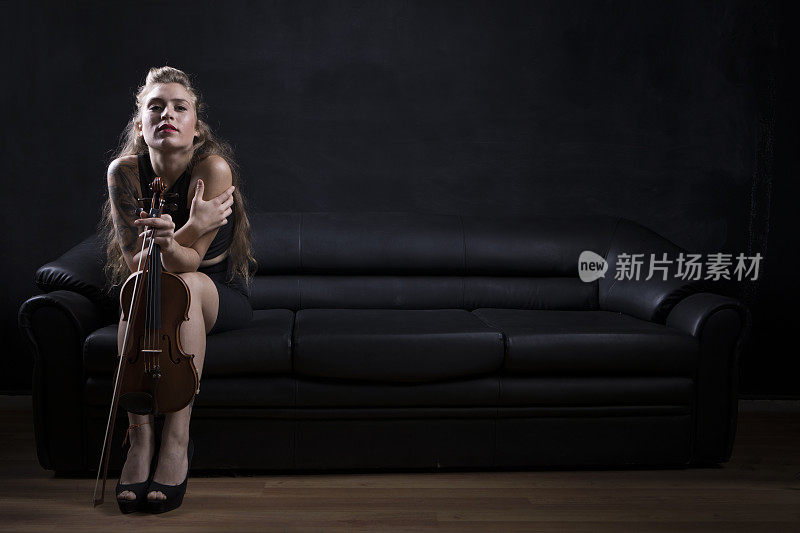 美丽的小提琴家的女人