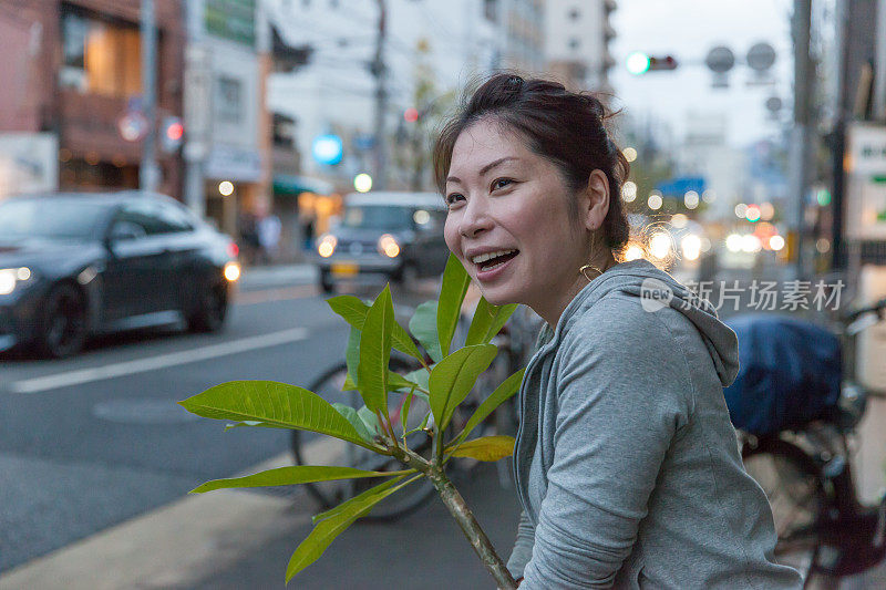 女人带着植物