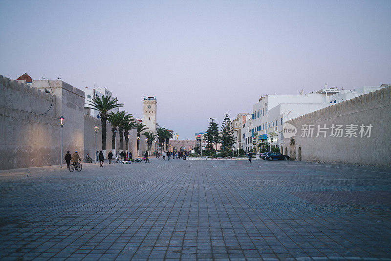 黄昏时分，摩洛哥埃绍伊拉麦地那的大广场上
