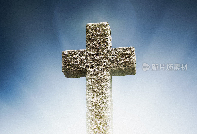 石头十字架被明亮的天光照亮