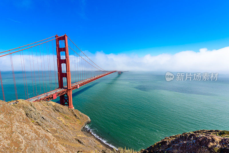 金门大桥在一个美丽的夏日云中-全景从炮台斯宾塞-美国加利福尼亚州