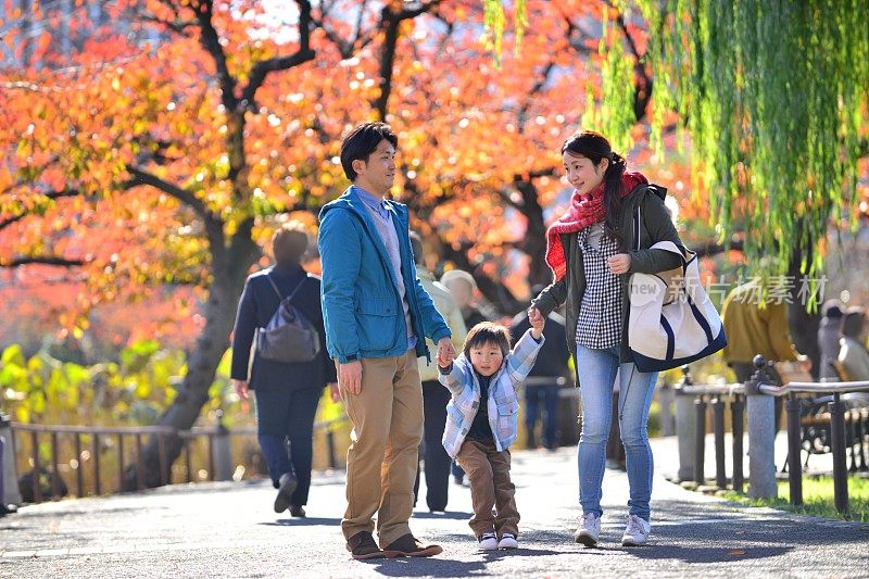 一对日本夫妇和他们的儿子在东京上野公园散步