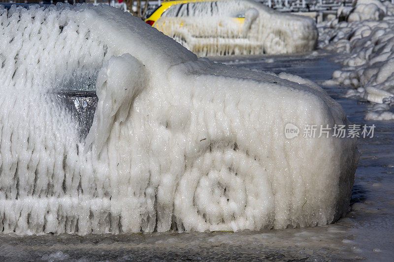 停在港口的汽车，覆盖着结冰的海水