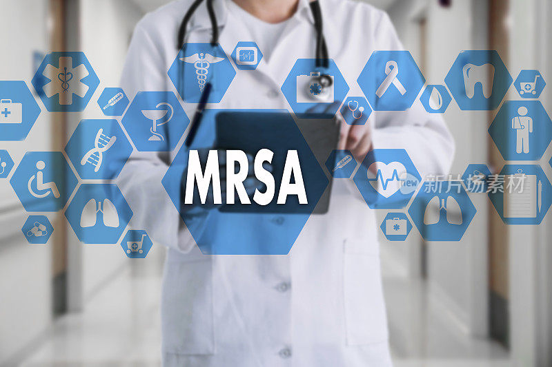 医生用听诊器和单词MRSA、耐甲氧西林金黄色葡萄球菌在医疗网络上连接在医院的虚拟屏幕背景上。技术和医学概念。