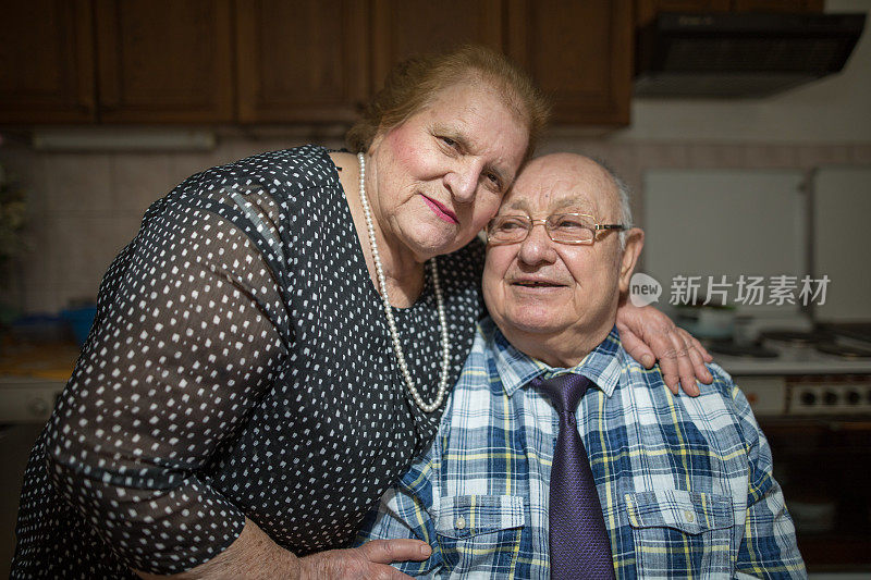 六十年在一起。客厅里一对快乐的老年夫妇