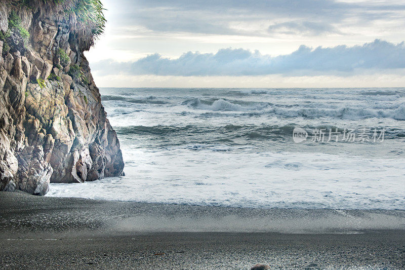 海浪冲击着Punakaiki海岸线