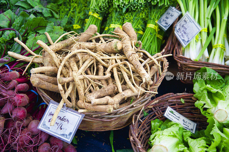 农贸市场的辣根和蔬菜