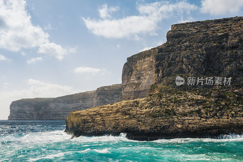 Xlendi湾海岸线悬崖，戈佐岛，马耳他