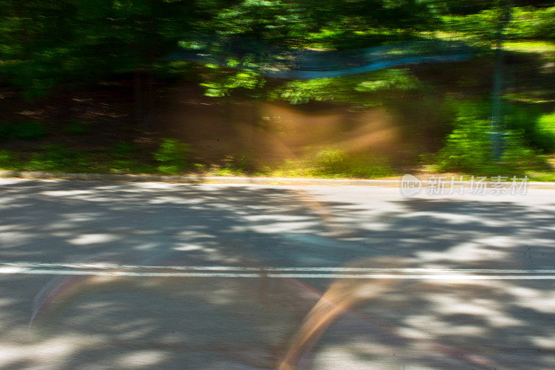 纽约中央公园的单身跑步者