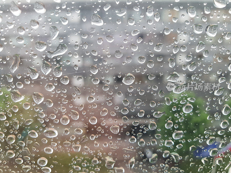 小雨打在窗口