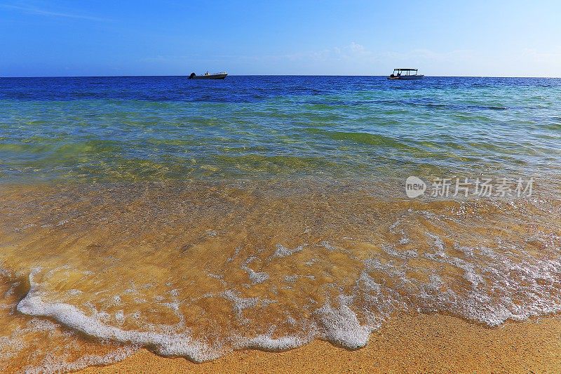 有两艘船的田园诗般的海滩-蒙特哥湾-牙买加，加勒比海