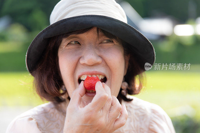 老女人吃草莓