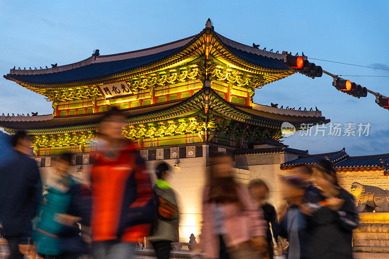 在韩国首尔市，游客和人们正在参观景福宫