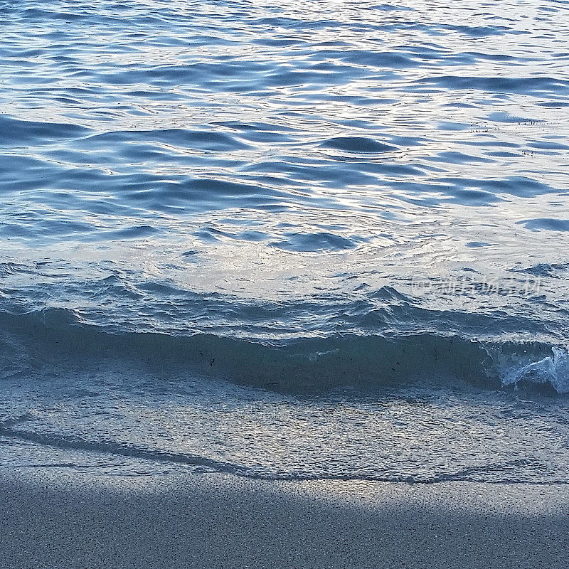 在阳光群岛海滩，迈阿密，佛罗里达，蓝色的水海浪