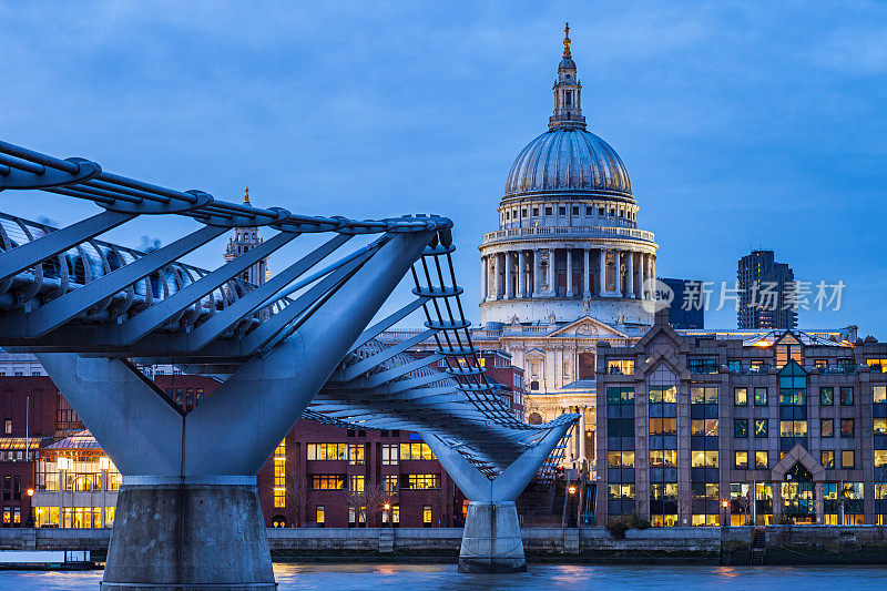 英国伦敦市中心的千禧桥和圣保罗大教堂