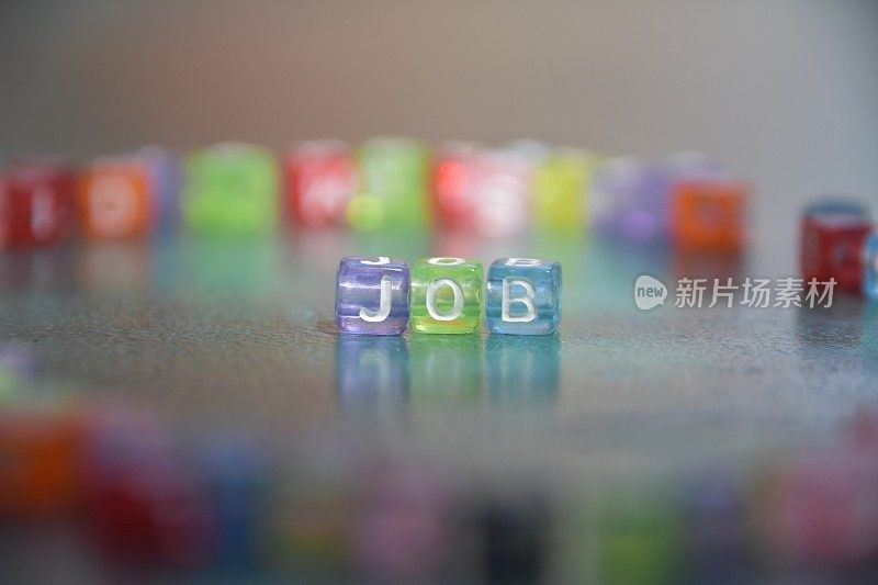 由字母立方体组成的单词JOB