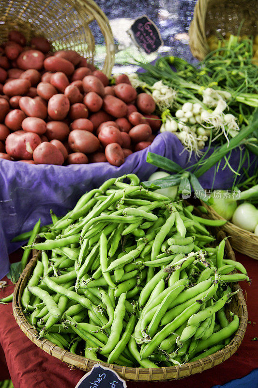 蚕豆，洋葱和红土豆在农贸市场