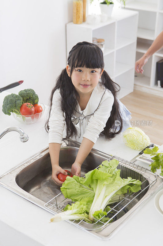 女孩在厨房洗菜
