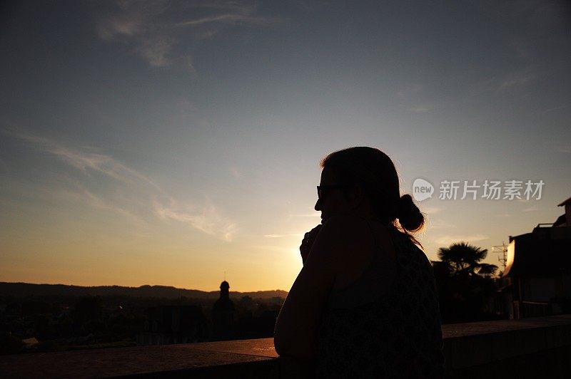 女人欣赏风景