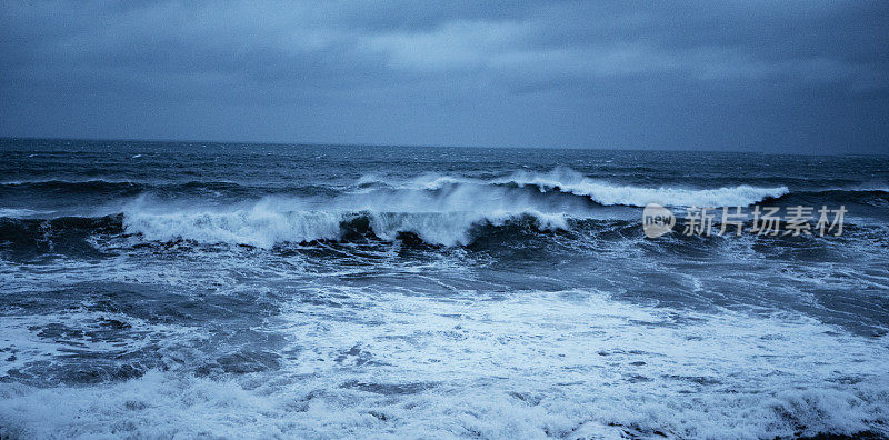 暴风雨的寒冷的海域