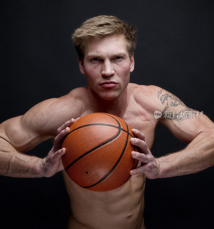 性感的赤膊男子抱篮球