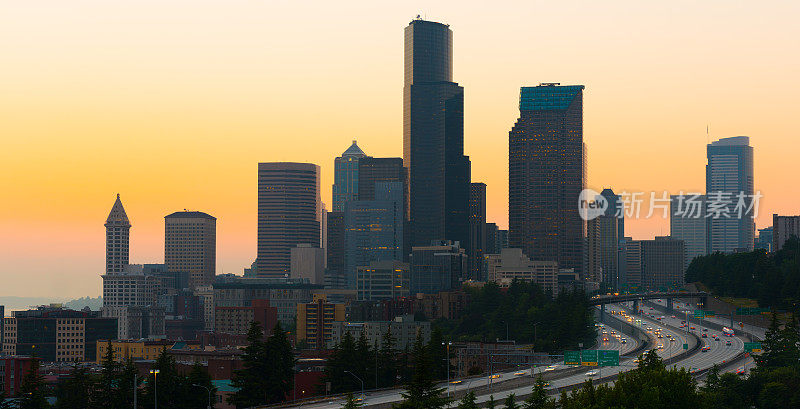 西雅图日落时分的5号州际公路和市中心