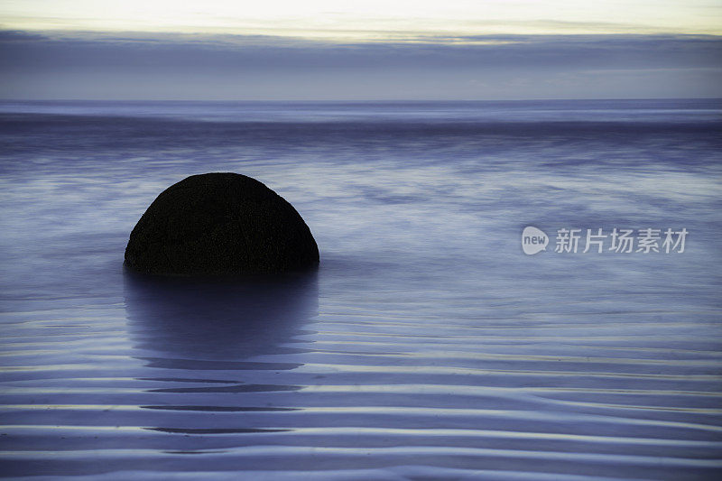 黎明时分的莫拉基巨石