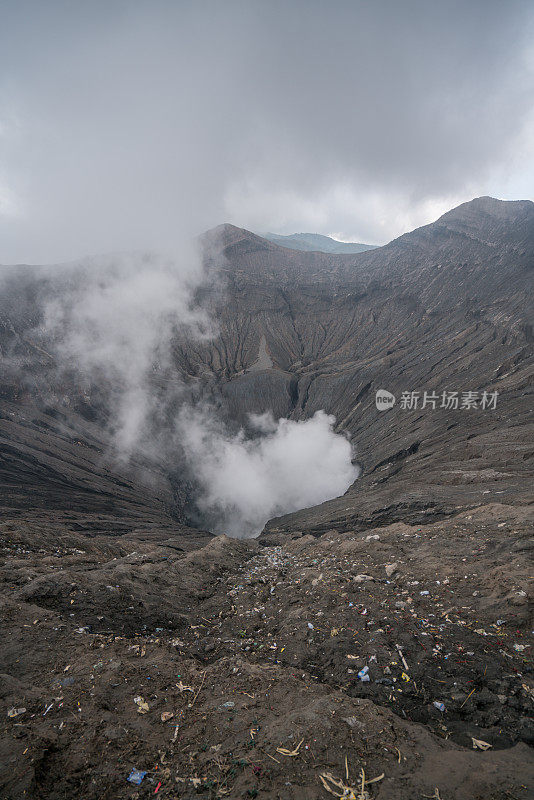 在印度尼西亚东爪哇岛的布罗莫山国家公园，布罗莫火山口边缘有蒸汽。旅游目的地冒险的自然概念