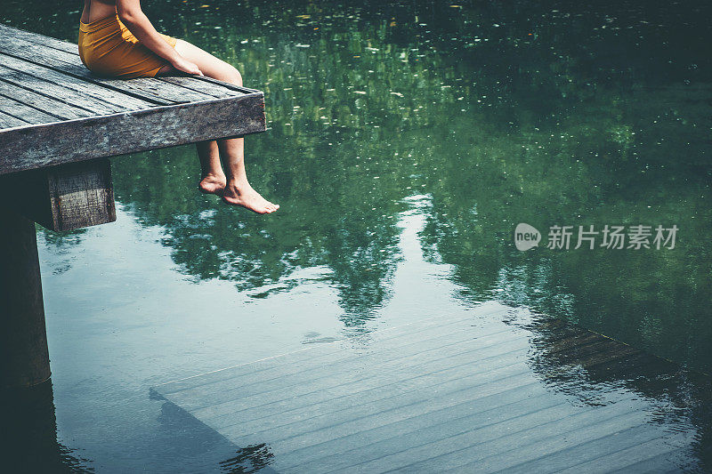 女人放松在红树林泻湖度假时间