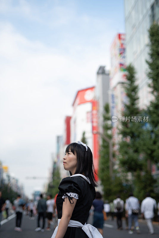 角色扮演女仆走在东京秋叶原大街上