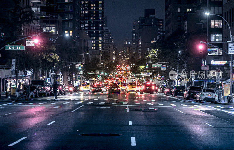 纽约，第五大道晚上的交通状况