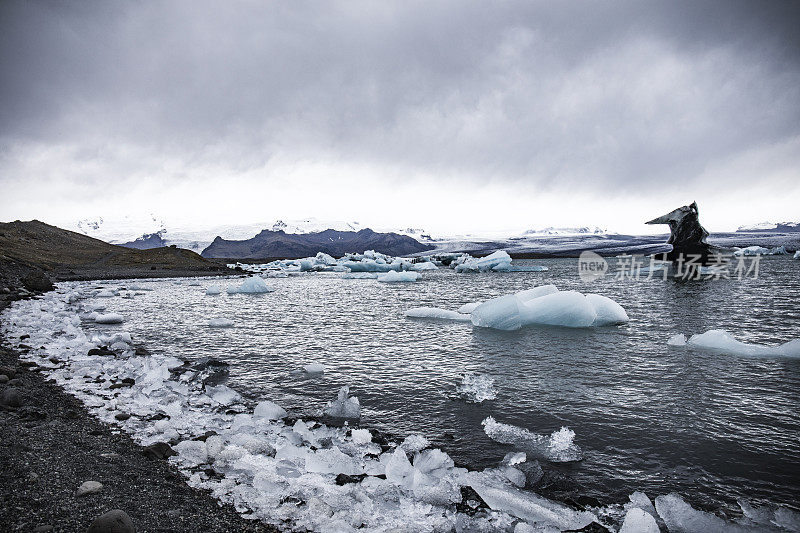 冰岛的Jokulsarlon礁湖冰山