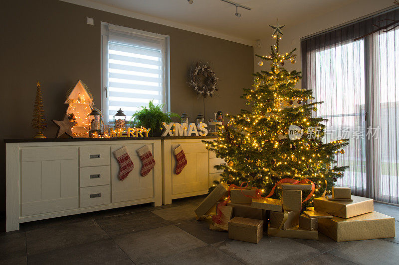 圣诞树和礼物室内